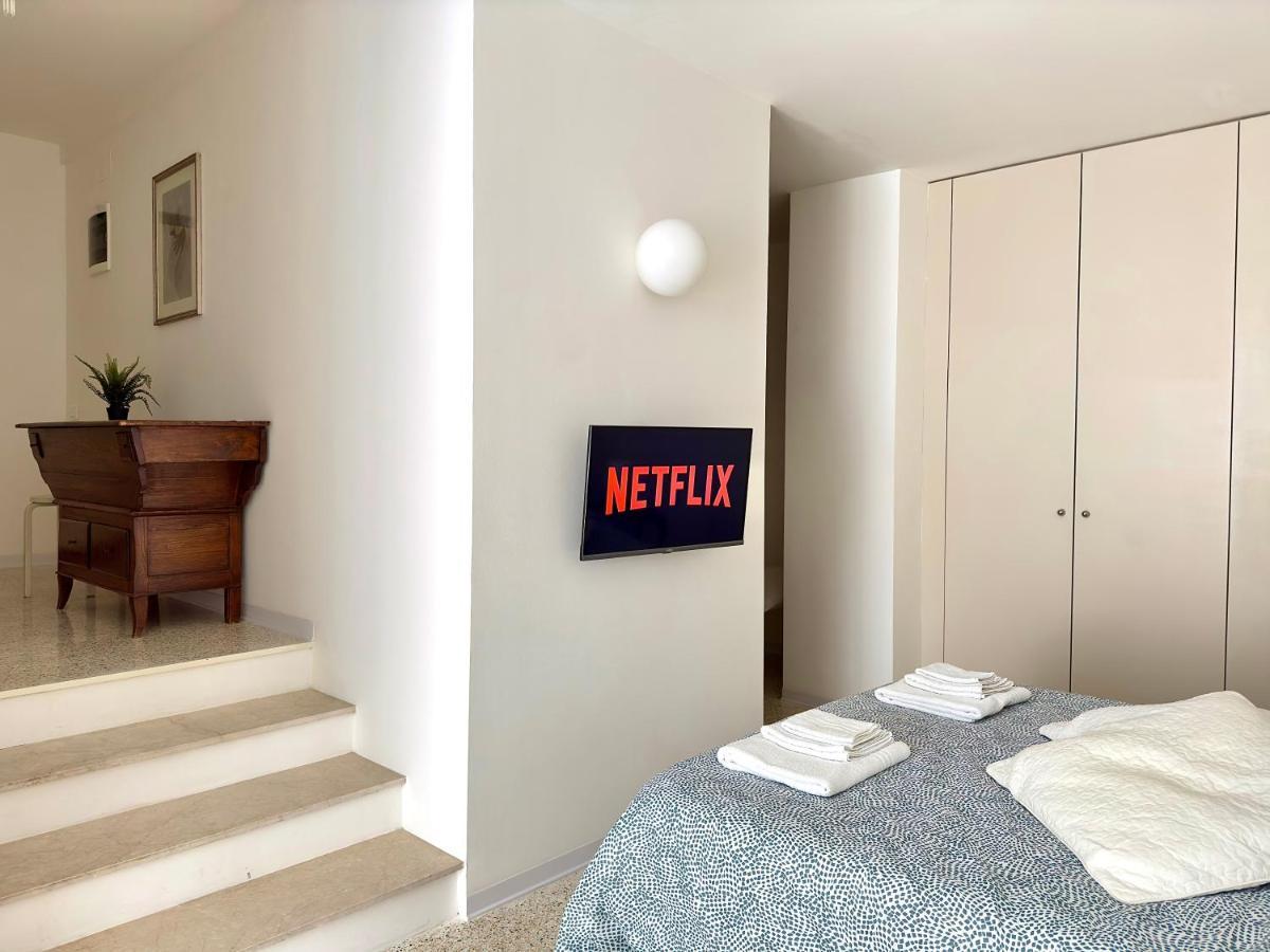 Minimal Apartment Navigli Милано Екстериор снимка