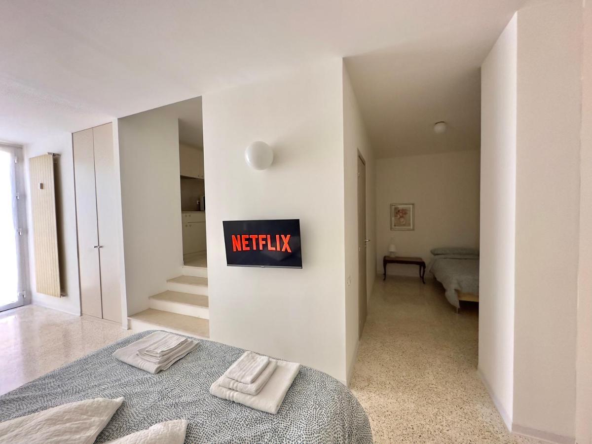 Minimal Apartment Navigli Милано Екстериор снимка